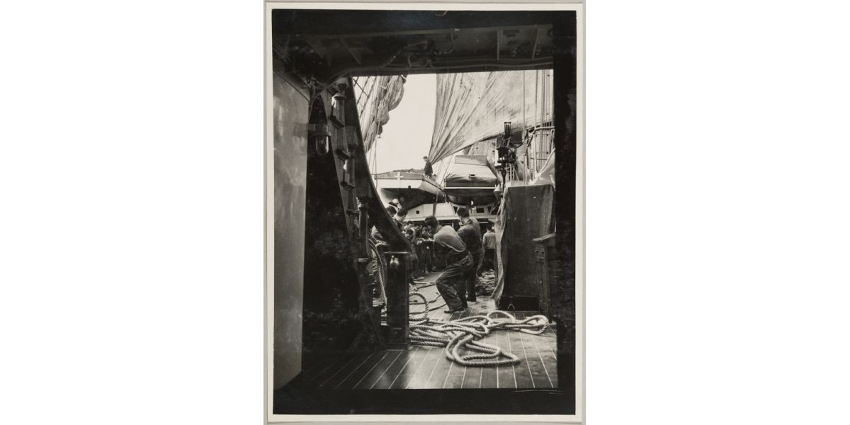 Bruno Miniati, “Regia Nave Scuola «Amerigo Vespucci»”, 1938 ca., stampa alla gelatina ai sali d’argento, 23 x 17 cm (supporto secondario 34 x 33 cm), Archivi Alinari-archivio Miniati, Firenze