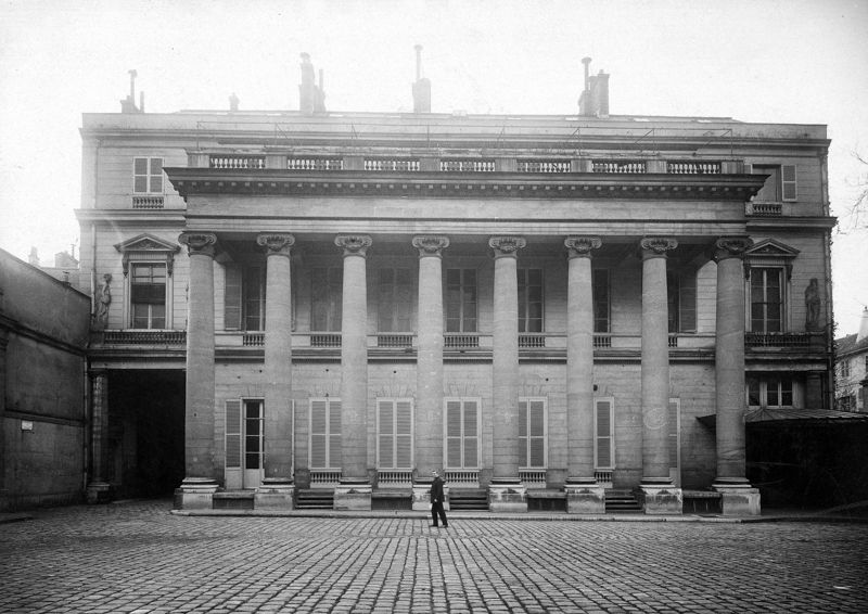 Autore non identificato, L’Hotel de Galliffet, sede dell’Istituto Italiano di Cultura, Parigi, 1900-1930, immagine digitale, Roger-Viollet/Alinari