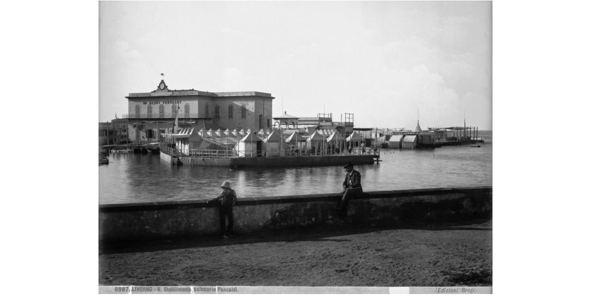 Stabilimento Giacomo Brogi, Lo stabilimento balneare Pancaldi a Livorno, ante 1907, negativo alla gelatina sali d’argento su vetro, 21 x 27 cm, Archivi Alinari-archivio Brogi, Firenze