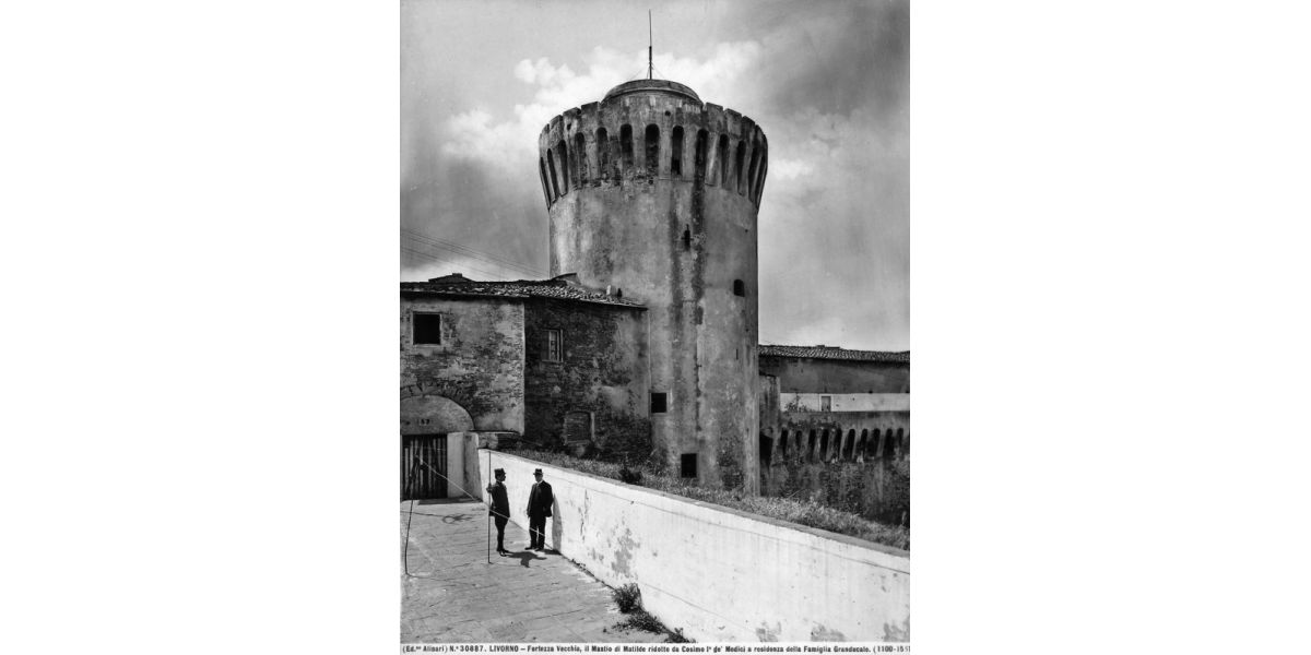 Fratelli Alinari, La Fortezza Vecchia con il Mastio di Matilde a Livorno, ante 1927, negativo alla gelatina sali d’argento su vetro, 27 x 21 cm, Archivi Alinari-archivio Alinari, Firenze