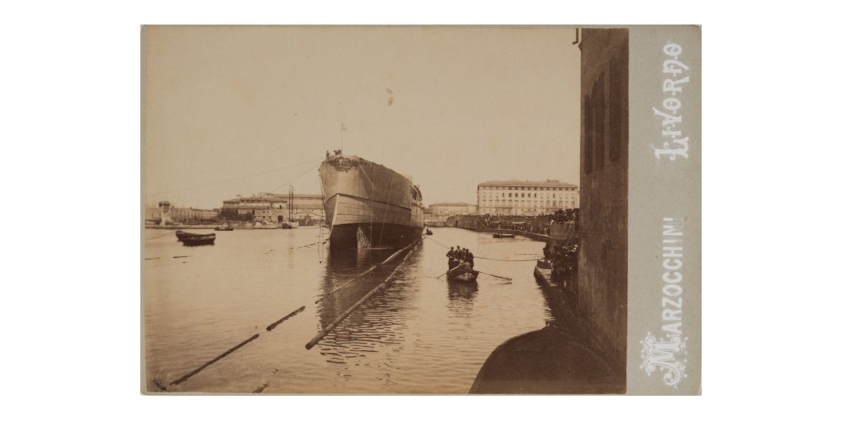 Riccardo Marzocchini, Navi al porto, Livorno, 1870 ca., stampa all’albumina, formato cabinet, 10 x 14 cm (supporto secondario 11 x 16,5 cm), Archivi Alinari-archivio Betti Borra, Firenze
