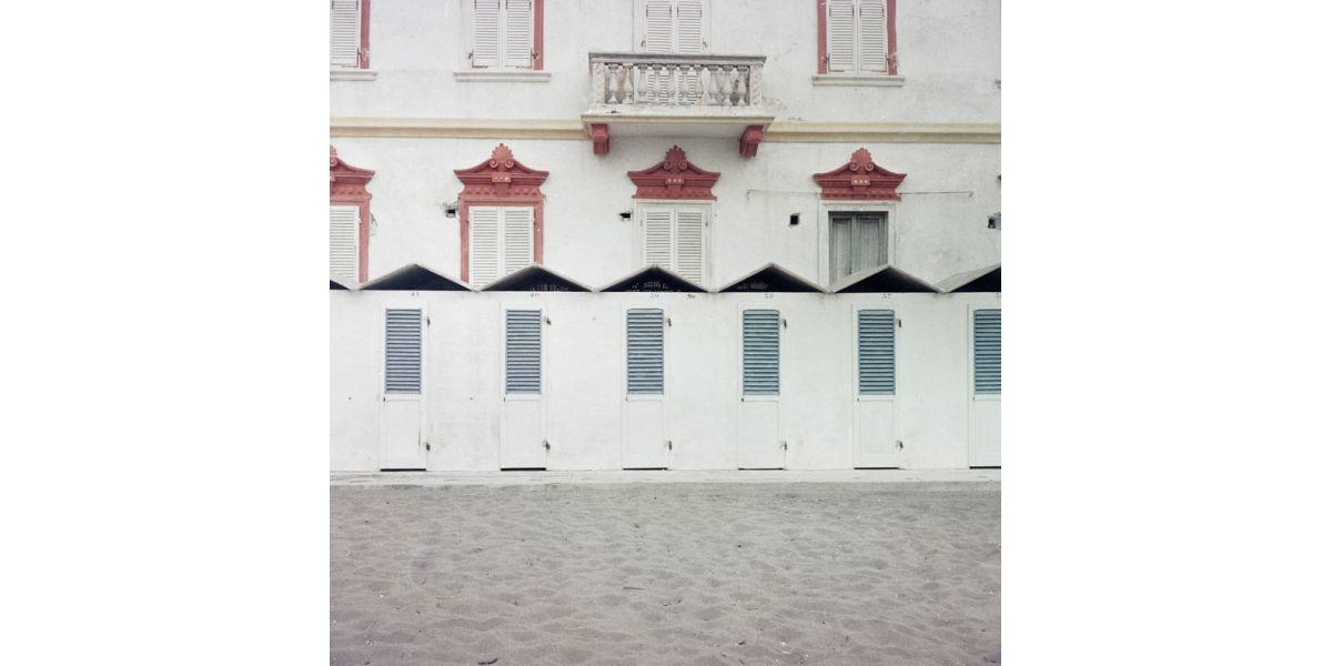 Vincenzo Balocchi, La spiaggia di Cecina, aprile 1961, pellicola in acetato di cellulosa alla gelatina sali d’argento a colori, 6 x 6 cm, Archivi Alinari-archivio Balocchi, Firenze