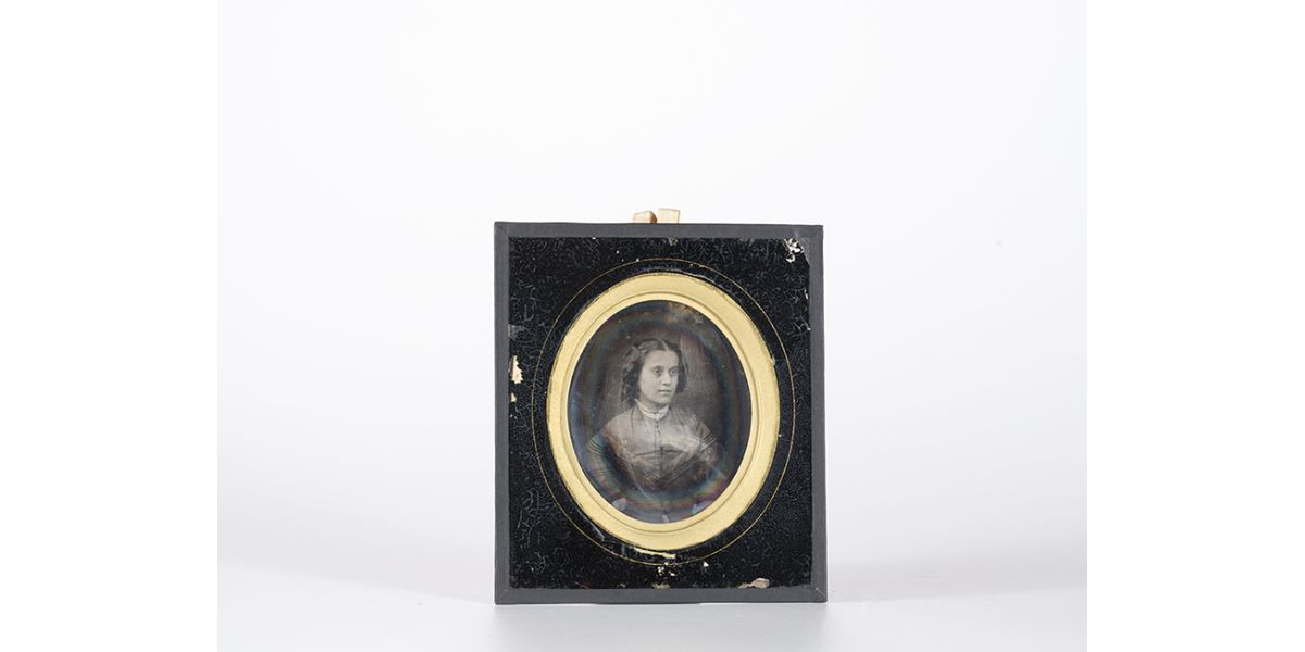 Bertha Wehnert-Beckmann, Young woman’s portrait, Leipzig, 1847 ca., daguerrotype, image 75x60 mm, plate108x81 mm, case 125x111x5 mm, Alinari Archives-Unicum collection, Florence