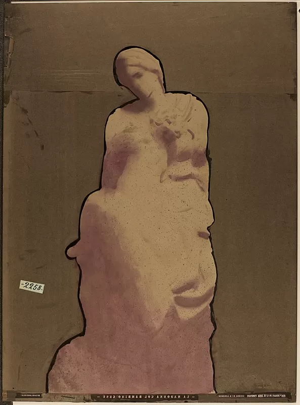 Fratelli Alinari, Michelangelo Buonarroti, Madonna con il Bambino (1526-1534)- recto del negativo, Sacrestia Nuova, Basilica di San Lorenzo, Firenze, ante 1876, negativo al collodio umido su vetro, 60,8x44,7 cm, Archivi Alinari, Firenze