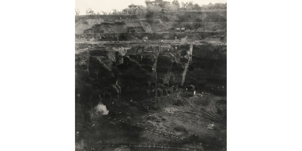 Unidentified author, Strip mining at the Lignite Mines of the Upper Arno Valley, 1918 ca., 19 x 18,8 cm, Alinari Archives-album collection, Florence