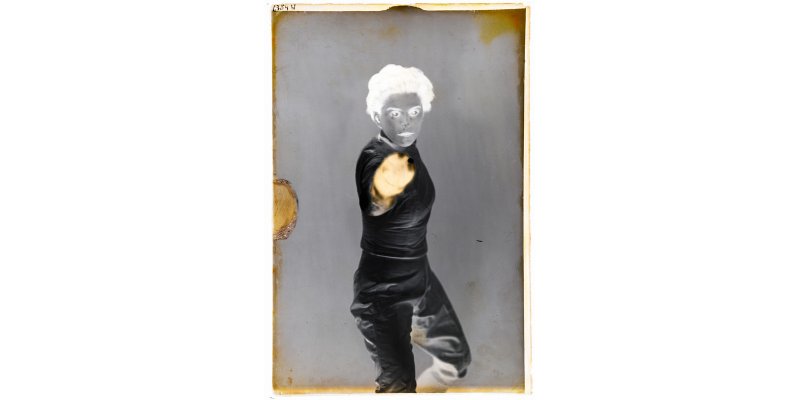 Marion Wulz, "In guardia". La schermitrice Irene Camber (1926-2024), medaglia d'oro nel fioretto alle Olimpiadi del 1952, 1952, negativo alla gelatina ai sali d'argento su lastra di vetro, Archivi Alinari-archivio Marion Wulz, Firenze