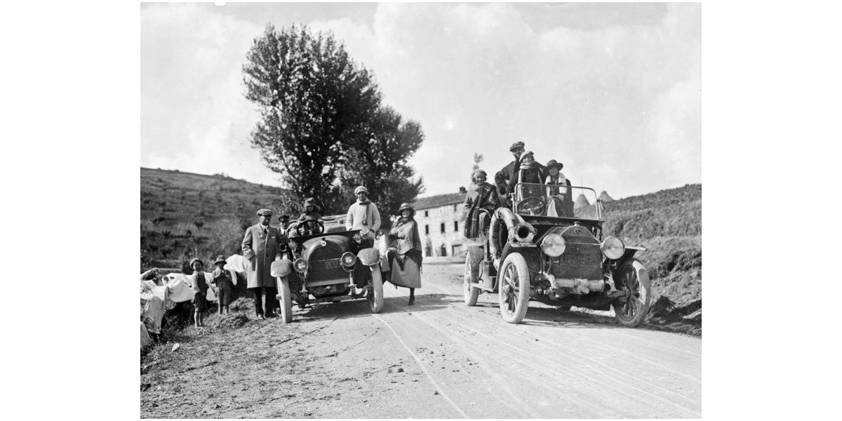 Aurelio Monteverde, Group of motorists on the road to La Verna, 19-20 September 1919, silver gelatin dry glass plate negative, 9 x 12 cm, Alinari Archives-Monteverde archive, Florence