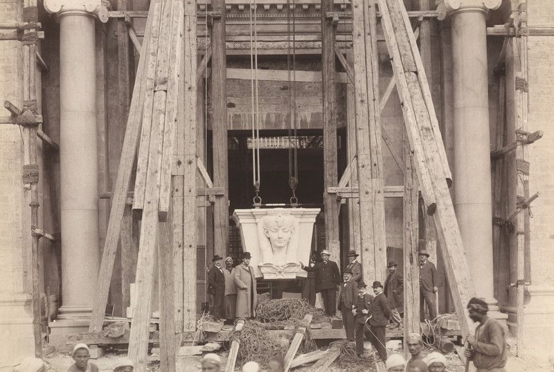 Giuntini, Dall'album "Costruzione del Museo Egizio, Impresa G. Garozzo e F. Zaffrani": collocazione di una decorazione scultorea sulla facciata del museo, 1897-1901, stampa all’albumina, Archivi Alinari-collezione album, Firenze