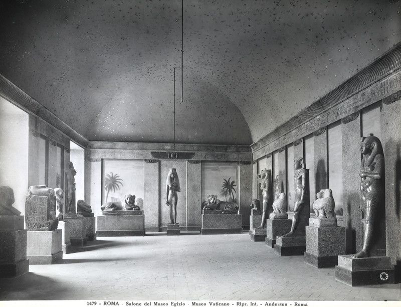 Domenico Anderson, Sala del Museo Gregoriano Egizio, Musei Vaticani, Città del Vaticano, ante 1899, negativo alla gelatina sali d’argento su vetro, Archivi Alinari-archivio Anderson, Firenze