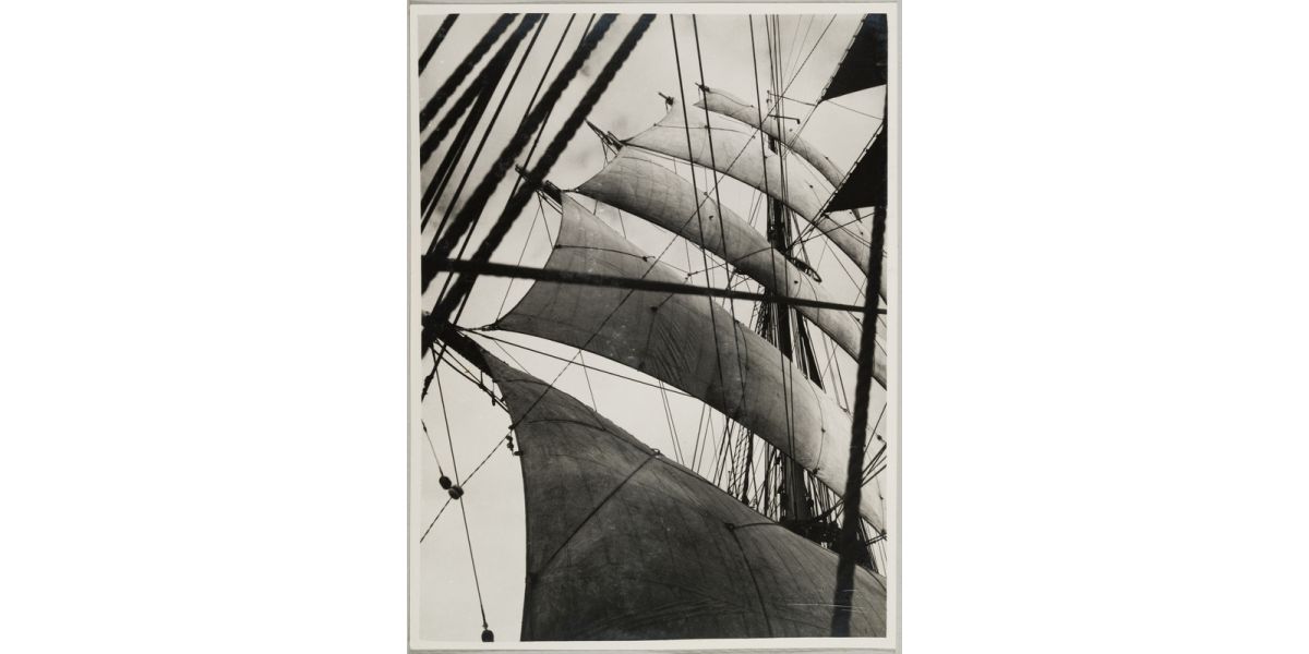 Bruno Miniati, “Regia Nave Scuola «Amerigo Vespucci»”, 1938 ca., stampa alla gelatina ai sali d’argento, 23 x 17 cm (supporto secondario 34 x 33 cm), Archivi Alinari-archivio Miniati, Firenze