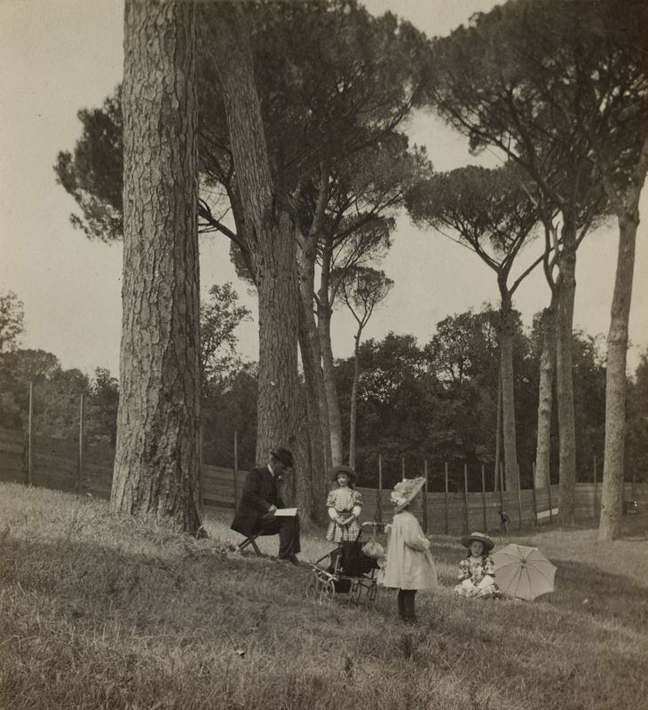 Autore non identificato, Nel parco di Villa Borghese, Roma, aprile 1909, stampa all’albumina, Archivi Alinari, Firenze