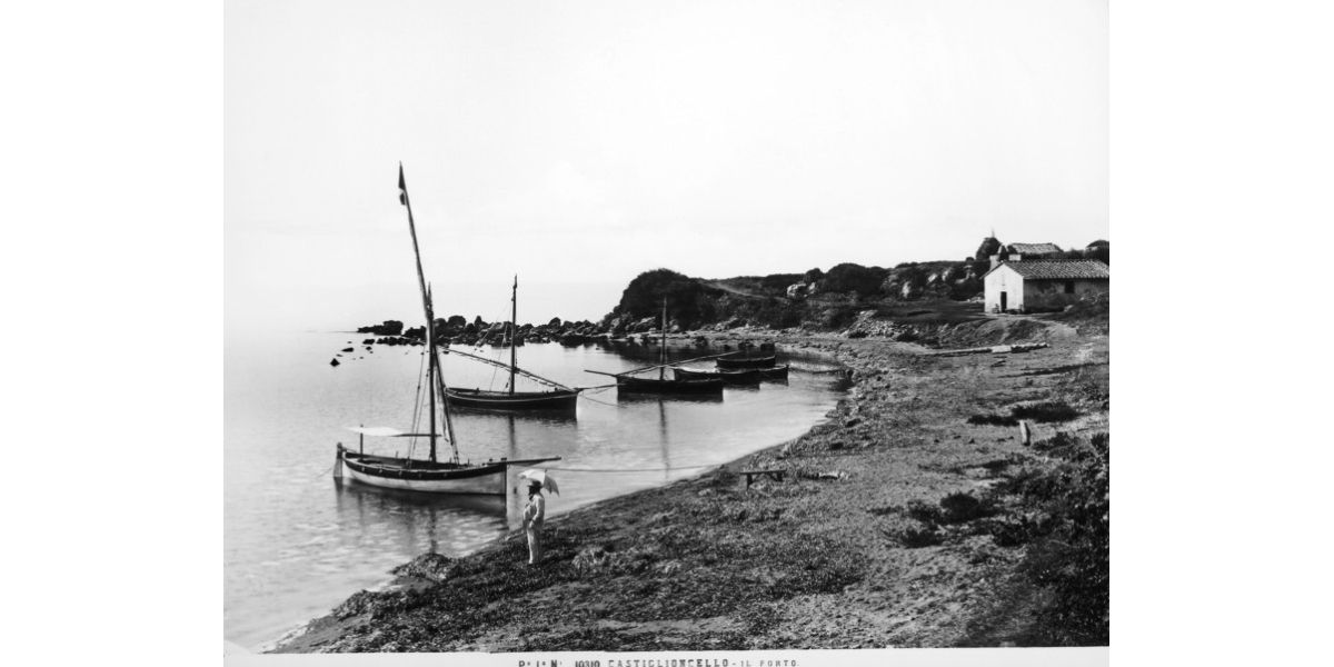 Fratelli Alinari, Il porto di Castiglioncello, ante 1908, negativo alla gelatina sali d’argento su vetro, 21 x 27 cm, Archivi Alinari-archivio Alinari, Firenze
