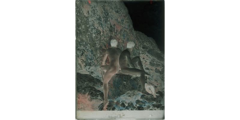Wilhelm von Gloeden, Due giovani accanto alla cagna Nedda (Taormina), 1885-1895 ca., negativo al collodio su vetro, Archivi Alinari - Archivio von Gloeden, Firenze