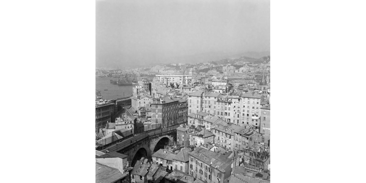 Alberto Lattuada, Panorama, Genova, 1941, stampa moderna ai sali d’argento su carta da pellicola in acetato di cellulosa alla gelatina sali d’argento, Archivi Alinari-archivio Lattuada, Firenze