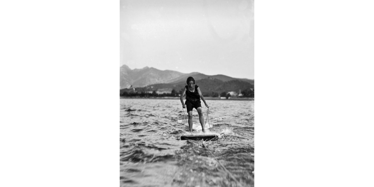 Aurelio Monteverde, Sci d’acqua all’Isola d’Elba, settembre 1924, negativo alla gelatina sali d’argento su vetro, 9 x 12 cm, Archivi Alinari-archivio Monteverde, Firenze