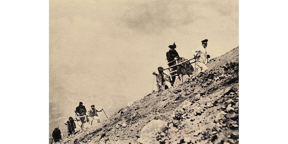 Frank Alvord Perret, Tourists during an excursion by sedan chair on the slopes of Vesuvius, 1906, collotype, 18x23 cm, from the "Vesuvius" album dedicated to R.V. Matteucci director of the Royal Vesuvian Observatory, Alinari Archives-album collection, Florence