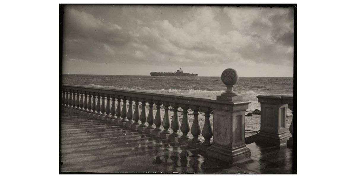 Foto Betti (Giuseppe Borra), Terrazza Mascagni con nave in lontananza, Livorno, post 1940 - ante 1943, stampa alla gelatina ai sali d’argento, 13 x 18 cm, Archivi Alinari-archivio Betti Borra, Firenze