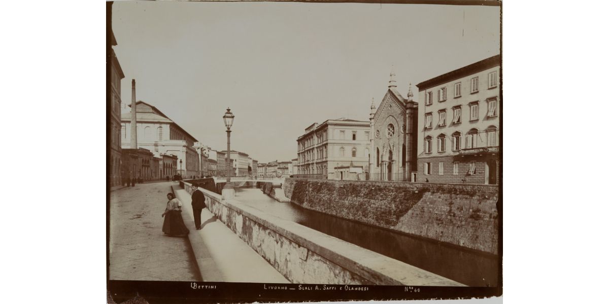 Ugo Bettini, “Livorno - Scali A. Saffi e Olandesi”, Livorno, 1890 ca., aristotipo alla gelatina, 20,5 x 27 cm, Archivi Alinari, Firenze