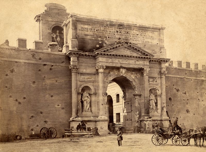 Autore non identificato, Porta Pia danneggiata dai colpi di cannone durante la Presa di Roma, settembre 1870, immagine digitale, © ARCHIVIO GBB / Archivi Alinari