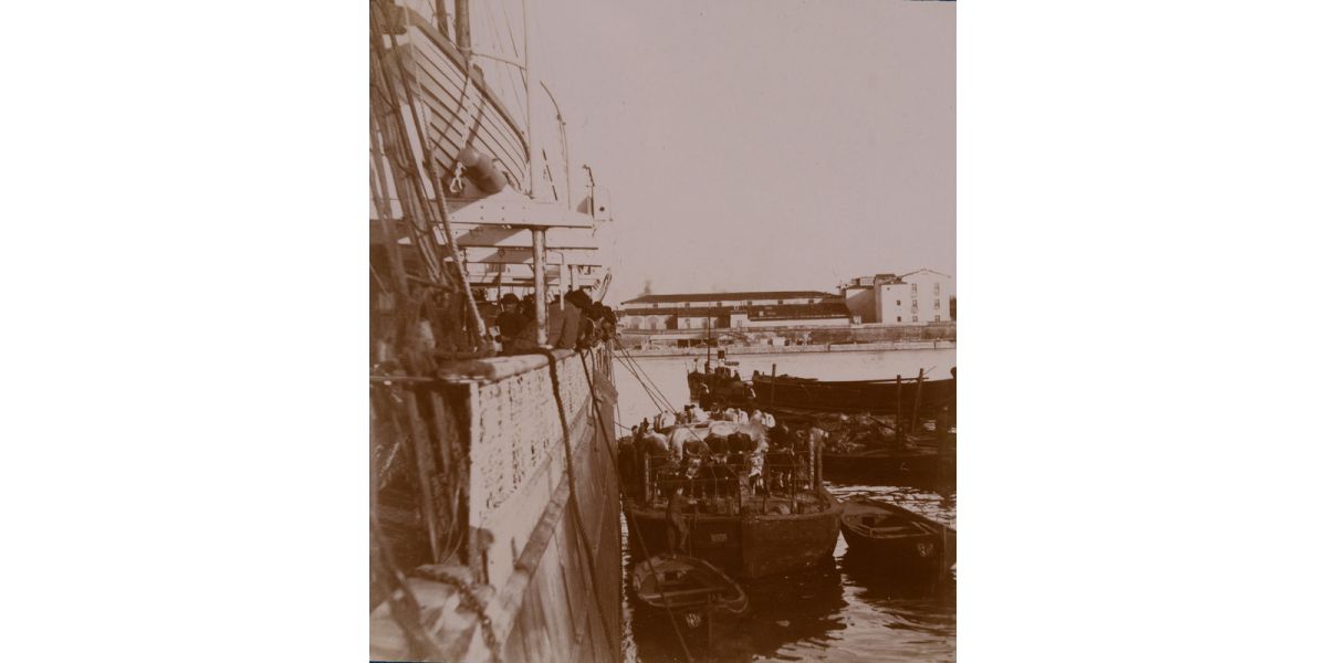 Giorgio Enrico Levi, “Veduta presa a bordo del vapore Ajaccio aspettando l’ora della partenza per Bastia.”, Livorno, 4 gennaio 1899, aristotipo alla gelatina, 9 x 8 cm (supporto secondario 14 x 10 cm), Archivi Alinari-archivio Guidotti Levi, Firenze