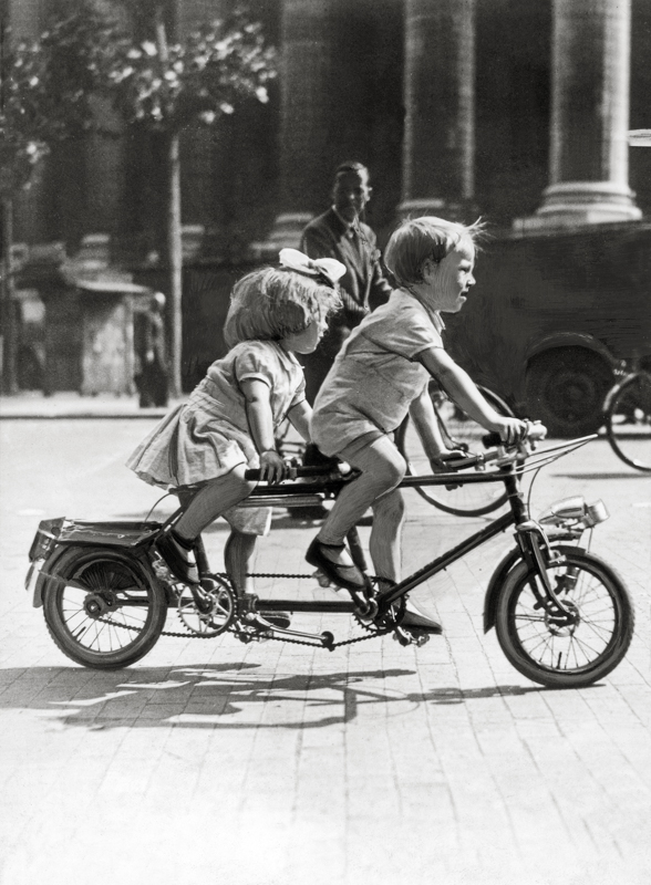 Autore non identificato, Bambini in tandem, Parigi, 28 aprile 1935, stampa alla gelatina ai sali d’argento, Archivi Alinari-archivio Petit Parisien, Firenze