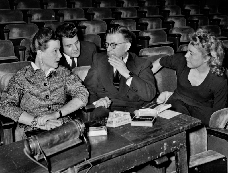 Boris Lipnitzki, Gli scrittori Simone de Beauvoir e Jean-Paul Sartre durante le prove di “Nekrassov” al teatro Antoine, Parigi, 1955, immagine digitale, Roger-Viollet/Alinari