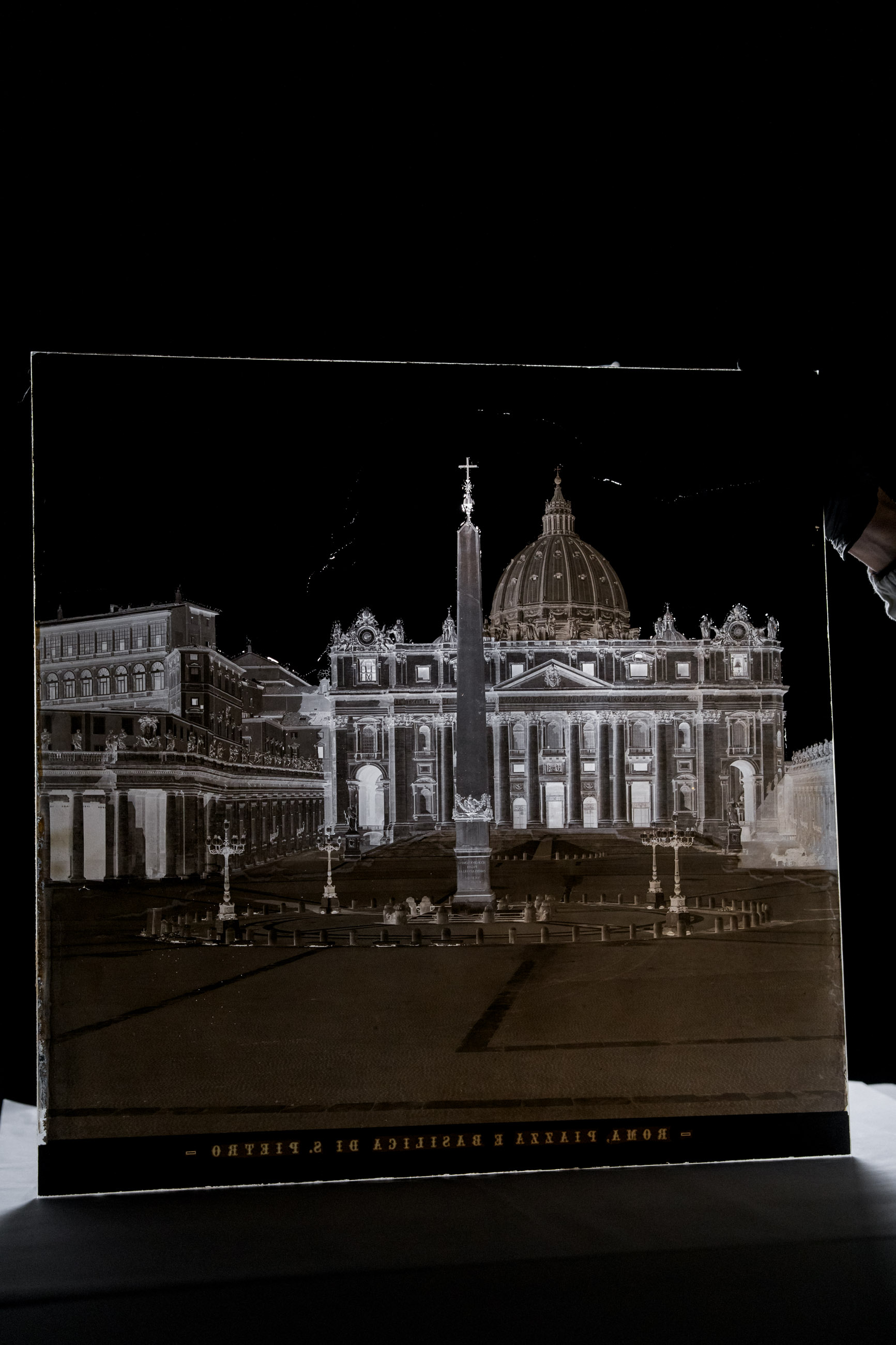 Fratelli Alinari, Veduta di piazza San Pietro, Città del Vaticano. Il negativo fa parte del corpus delle lastre extra formato, negativo al collodio umido su lastra di vetro, dimensioni:59,2 x 59,1 x 0,4 cm, Archivi Alinari, Firenze