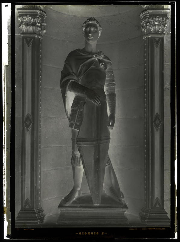 Fratelli Alinari, San Giorgio, Donatello (1386-1466), Tabernacolo esterno dell'Arte dei Corazzai e degli Spadai, Chiesa di Orsanmichele, oggi Museo Nazionale del Bargello, Firenze. Il negativo fa parte del corpus delle lastre extra formato, negativo alla gelatina sali d’argento su vetro, dimensioni 114,2 x 84,1 x 0,5 cm, Archivi Alinari, Firenze 