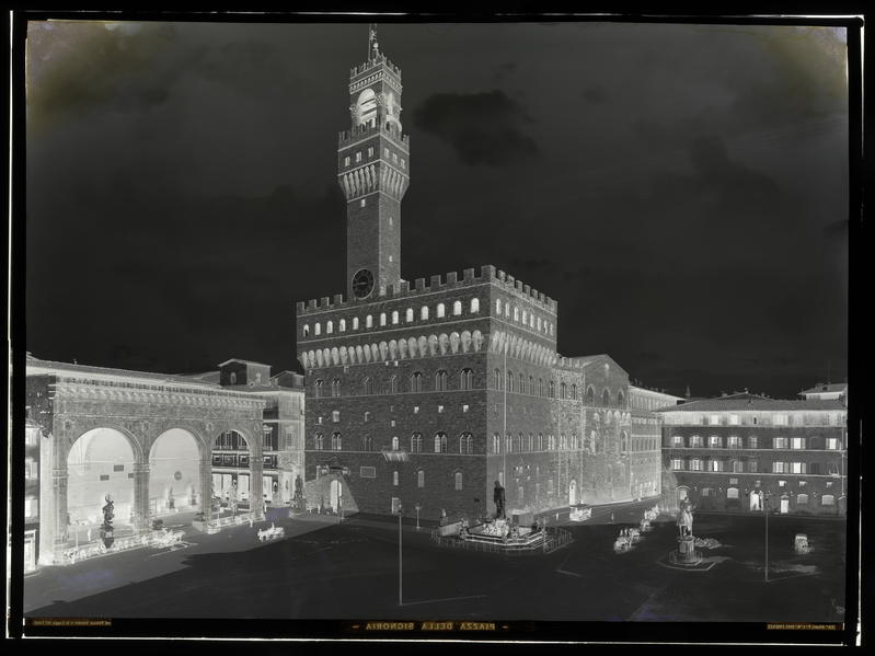 Fratelli Alinari, Veduta di Piazza della Signoria, Firenze. Il negativo fa parte del corpus delle lastre extra formato, negativo alla gelatina ai sali d'argento su lastra di vetro, dimensioni 55,1 x 74,9 x 0,5 cm, Archivi Alinari, Firenze
