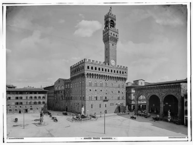 Fratelli Alinari, Veduta di Piazza della Signoria, Firenze. Il negativo fa parte del corpus delle lastre extra formato, negativo alla gelatina ai sali d'argento su lastra di vetro convertito digitalmente in positivo, dimensioni 55,1 x 74,9 x 0,5 cm, Archivi Alinari, Firenze