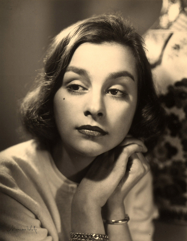Marion Wulz, Ritratto di giovane donna, 1950 ca., conversione da negativo su lastra di vetro, Archivi Alinari-archivio Marion Wulz, Firenze