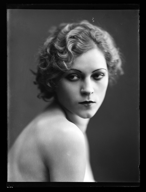 Wanda Wulz, Ritratto di Neva Lach (signora Bosutti), 1935-1940 ca., conversione da negativo su lastra di vetro, Archivi Alinari-archivio Wanda Wulz, Firenze