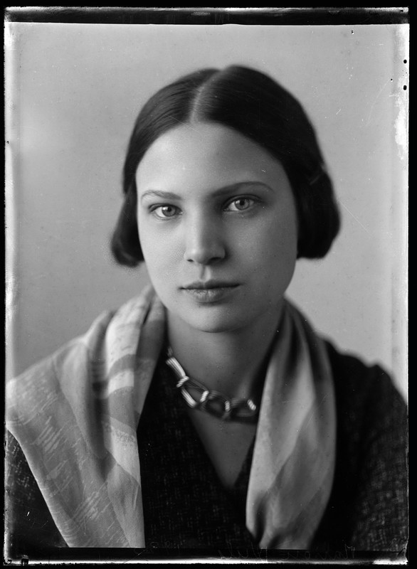 Wanda Wulz, Ritratto di Marion Wulz, 1930 ca., conversione da negativo su lastra di vetro, Archivi Alinari-archivio Wanda Wulz, Firenze