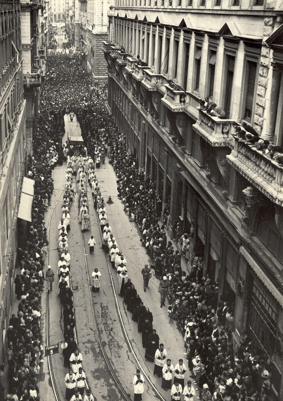 Marion Wulz, Prima processione del dopoguerra in via Dante a Trieste, 20/06/1946, conversione da negativo su lastra di vetro, Archivi Alinari-archivio Marion Wulz, Firenze
