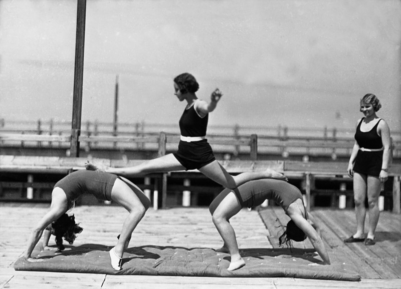 Wanda Wulz, Tre donne eseguono esercizi ginnici, 1932 ca., conversione da negativo su lastra di vetro, Archivi Alinari-archivio Wanda Wulz, Firenze