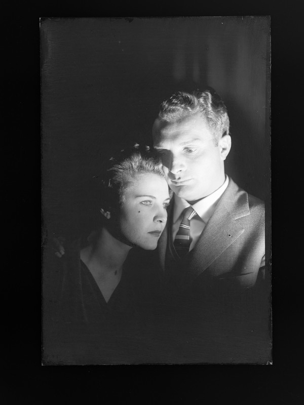 Wanda Wulz, Ritratto dei signori Rolla, 1955 ca., conversione da negativo su lastra di vetro, Archivi Alinari-archivio Wanda Wulz, Firenze