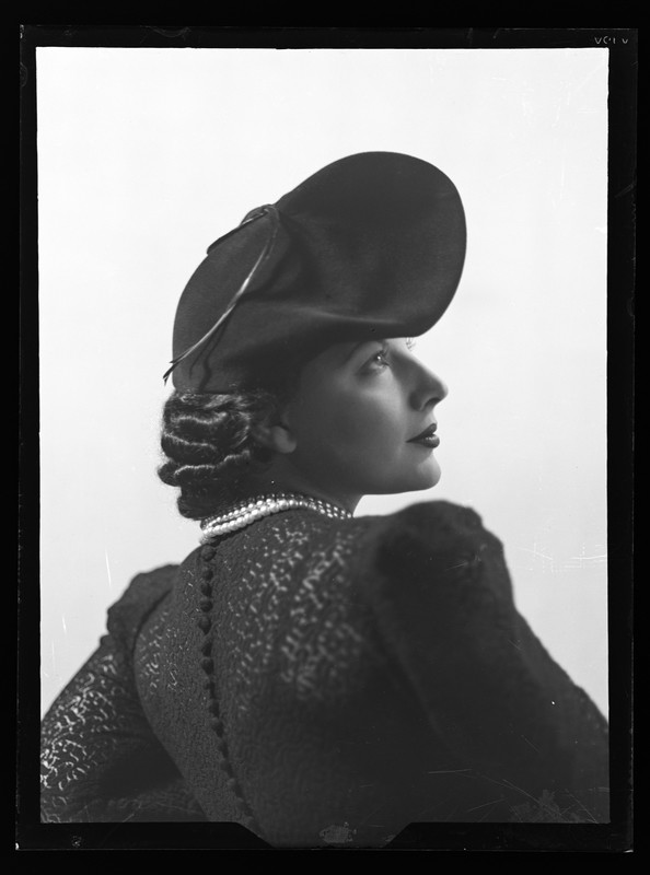 Wanda Wulz, Ritratto di donna di profilo, 1937, conversione da negativo su lastra di vetro, Archivi Alinari-archivio Wanda Wulz, Firenze