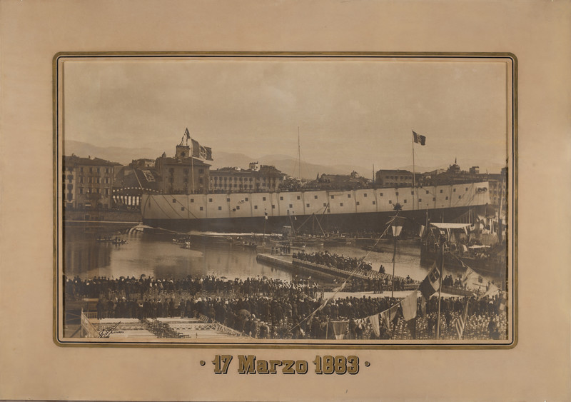 Ugo Bettini, “17 Marzo 1883”, Varo della nave Lepanto, Livorno, 17 marzo 1883, stampa alla gelatina ai sali d’argento, 85 x 119,5 cm, Archivi Alinari, Firenze
