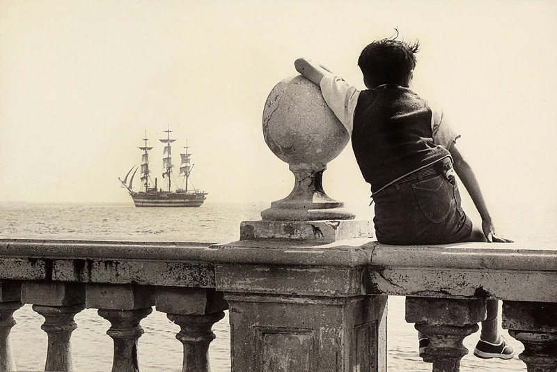 Michele Vestrini, “Sognando i corsari”, Terrazza Mascagni, Livorno, 1958, positivo alla gelatina ai sali d’argento, 14,2 x 21,5 cm, Archivi Alinari-archivio Leiss, Firenze