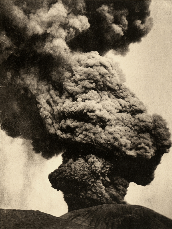 Fotografo non identificato 
Andamento spiraliforme del fumo, eruzione del Vesuvio, 1906, Archivi Alinari, Firenze.
