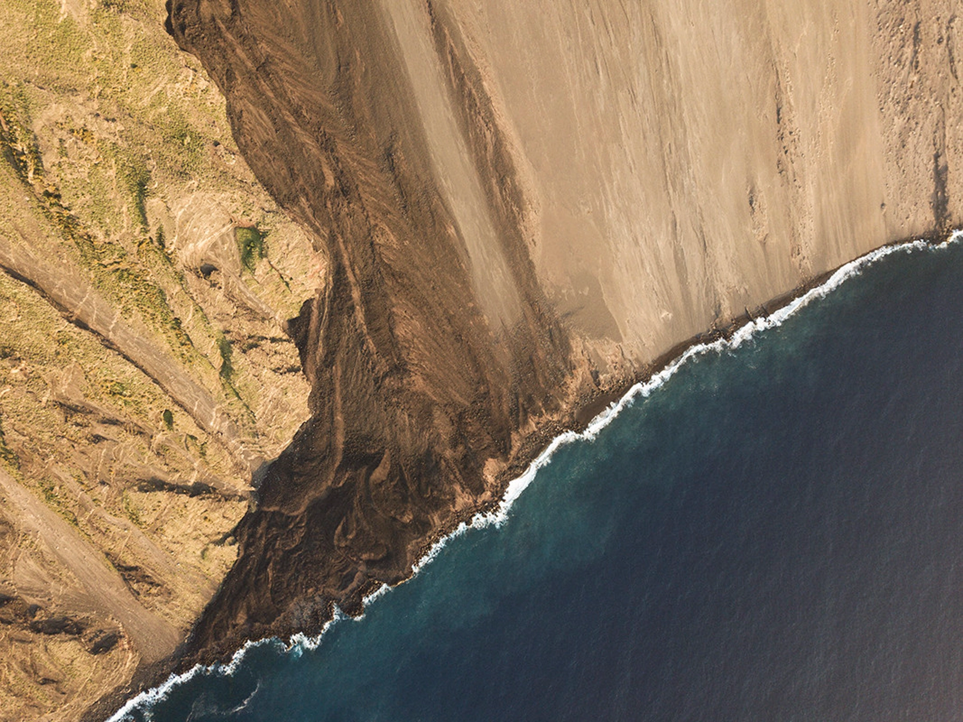 Andrea Frazzetta
Vista aerea del vulcano e linea di fuoco, Stromboli, 2019 © Andrea Frazzetta.