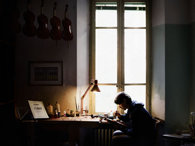 Alex Majoli, Giovane Liutaio di Cremona, 2011 © Alex Majoli / Contrasto.