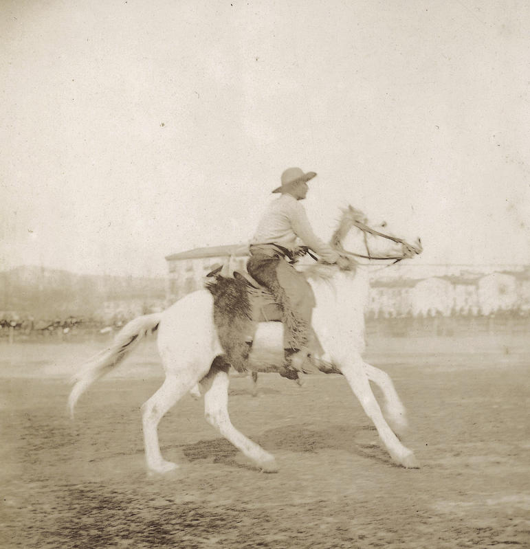 Autore non identificato, Un cowboy a cavallo durante lo spettacolo “Buffalo Bill’s Wild West”, Europa, 1887-1889 ca., Europa, aristotipo al collodio-celloidina su carta, Archivi Alinari, Firenze
