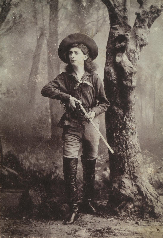 Autore non identificato, Giovane vestito da cowboy, Stati Uniti, 1880 ca., stampa all’albumina, Archivi Alinari, Firenze