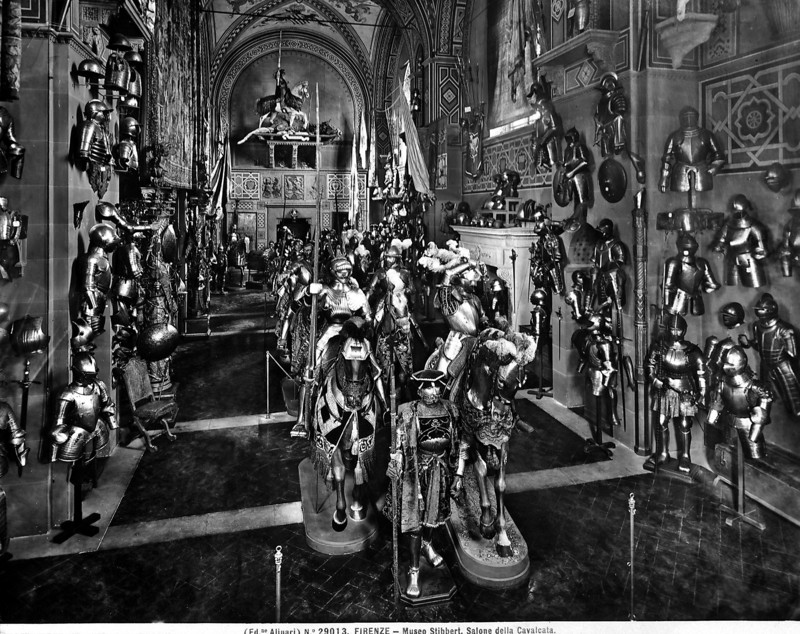 Fratelli Alinari, Il Salone della Cavalcata nel Museo Stibbert a Firenze, con cavalieri italiani, tedeschi e ottomani al centro e armature alle pareti, ante 1916, negativo alla gelatina sali d’argento su vetro, Archivi Alinari-archivio Alinari, Firenze