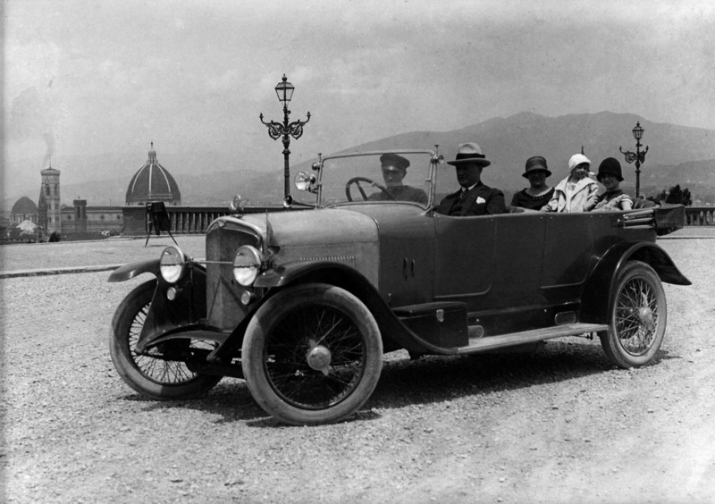 Alberto Fierli, Una famiglia in automobile con guida all’inglese a Piazzale Michelangelo, Firenze, luglio 1925, stampa alla gelatina ai sali d’argento, Archivi Alinari-collezione album, Firenze