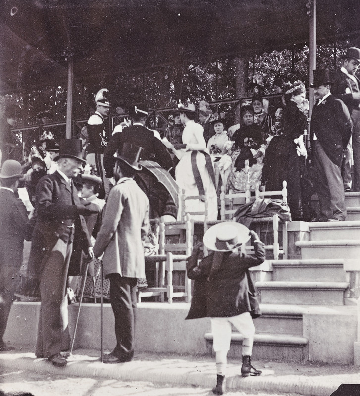Giorgio Enrico Levi, attr., Spettatori all’ippodromo del Parco delle Cascine: tra di loro Frederick. Stibbert, la signora De Koven, la signora Fransoni, la signora Beauffremont, il Commendatore Simone Peruzzi, Firenze, 12 maggio 1899, stampa alla gelatina ai sali d’argento, Archivi Alinari-archivio Giudotti Levi, Firenze