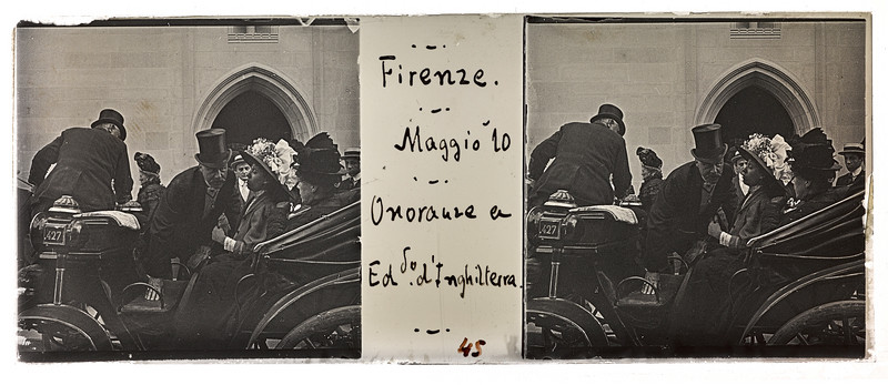 Autore non identificato, Persone arrivano in carrozza alla Chiesa anglicana Holy Trinity Church in occasione delle onoranze per la morte di re Edoardo VII d’Inghilterra, via La Marmora, Firenze, 22-31 maggio 1910, stereoscopia, Archivi Alinari, Firenze