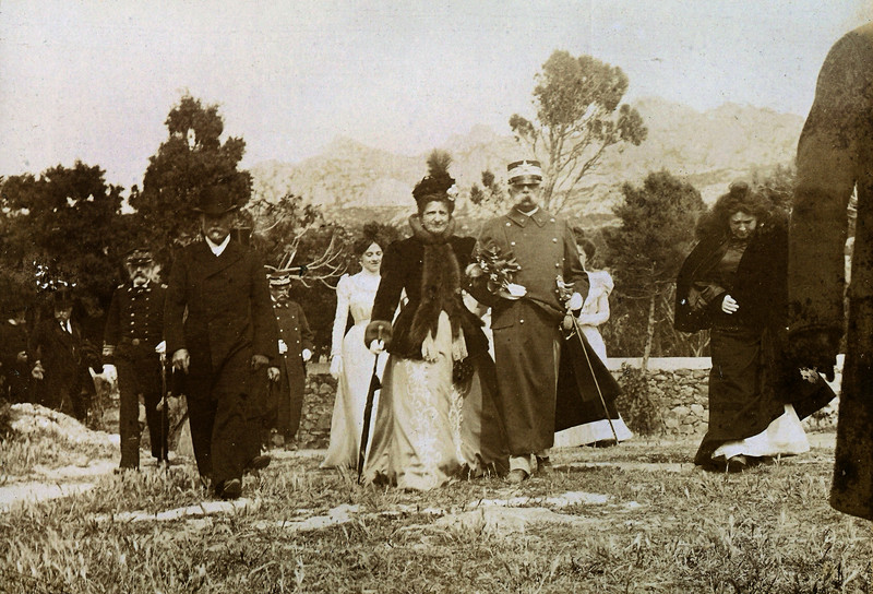 Vincenzo Farnatale, I sovrani Margherita di Savoia e Umberto I in visita a Caprera nell'aprile del 1899, stampa su carta alla gelatina ai sali d’argento, 5,5 x 8 cm, Archivi Alinari, Firenze.