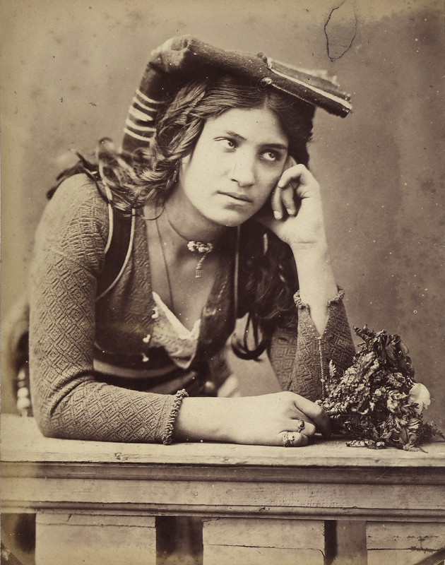 Autore non identificato, Ritratto femminile, la brigantessa Michelina di Cesare (attr.) in abiti tradizionali di Sonnino, Latina, stampa all’albumina su carta, 1875 (?), Archivi Alinari, Firenze.